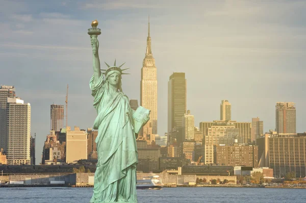 Νέα Υόρκη ηλιοφάνειας ray στον ορίζοντα. διάσημος Νέα Υόρκη αστικό τοπίο και στον ορίζοντα ορόσημο πάνω από τον ποταμό hudson. με Νέα Υόρκη άγαλμα της ελευθερίας. — Φωτογραφία Αρχείου