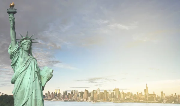 New York skyline raggio di sole. famosa città di New York paesaggio urbano e skyline punto di riferimento sul fiume Hudson. con statua della libertà di New York . — Foto Stock