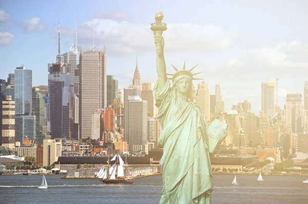 Солнечный луч Нью-Йорка. известный городской пейзаж Нью-Йорка и панорамный вид на реку Гудзон. со статуей свободы Нью-Йорка . — стоковое фото