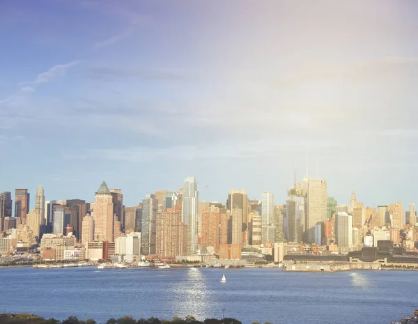 Ciudad de Nueva York horizonte paisaje urbano hito. famoso horizonte nyc sobre el río Hudson — Foto de Stock