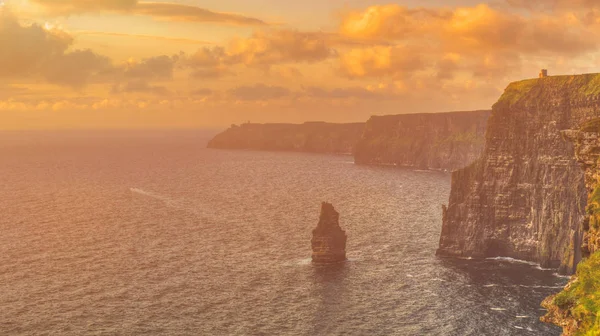 Hermoso paisaje paisajístico paisaje marino naturaleza rural en Irlanda. paisaje épico con acantilados y montañas en el camino atlántico salvaje — Foto de Stock