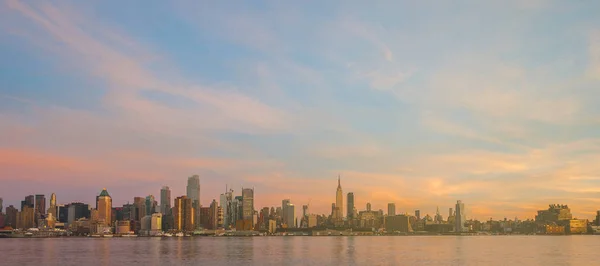 Skyline della città di New York panoramico di notte. bellissimo punto di riferimento di New York — Foto Stock