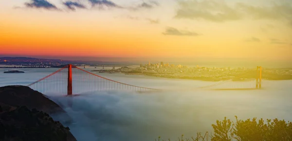 Magnifique horizon de la ville de San Francisco avec le pont de la porte d'or — Photo