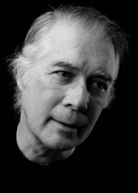 siyah beyaz portre headshot kadar üst düzey bir adamın onun 50 's kapatın. ayırt edici görünümlü yakışıklı.