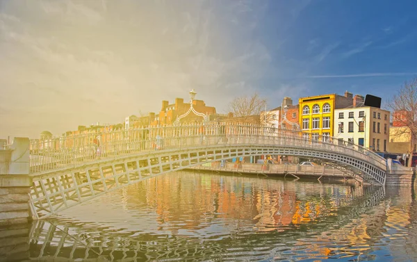 ダブリン市内の美しいアイルランドのランドマーク。有名なハ ペニー ブリッジ — ストック写真