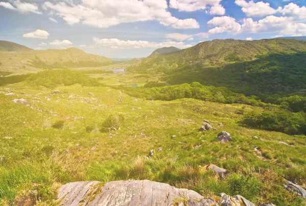 Bonito épico irlandês campo paisagem rural paisagem a partir de th — Fotografia de Stock
