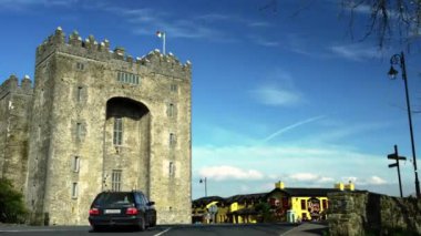Bunratty Castle ve Durty Nelly'nın İrlandalı Pub, İrlanda - Mar 27 2017: Timelapse İrlanda'nın en ünlü Kalesi ve Irish Pub County Clare. Ünlü dünya turizm cazibe. Bunratty Castle ve Durty Nelly'nın Pub.