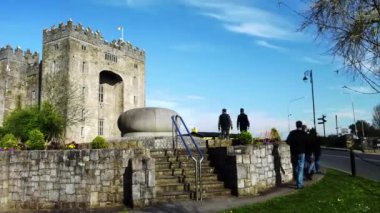 Bunratty Castle ve Durty Nelly'nın İrlandalı Pub, İrlanda - Mar 27 2017: Timelapse İrlanda'nın en ünlü Kalesi ve Irish Pub County Clare. Ünlü dünya turizm cazibe. Bunratty Castle ve Durty Nelly'nın Pub.
