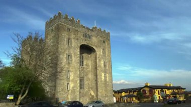 Bunratty Castle ve Durty Nelly'nın İrlandalı Pub, İrlanda - Mar 27 2017: Timelapse İrlanda'nın en ünlü Kalesi ve Irish Pub County Clare. Ünlü dünya turizm cazibe. Bunratty Castle ve Durty Nelly'nın Pub.