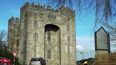 Bunratty Castle ve Durty Nelly'nın İrlandalı Pub, İrlanda - Mar 27 2017: Timelapse İrlanda'nın en ünlü Kalesi ve Irish Pub County Clare. Ünlü dünya turizm cazibe. Bunratty Castle ve Durty Nelly'nın Pub.