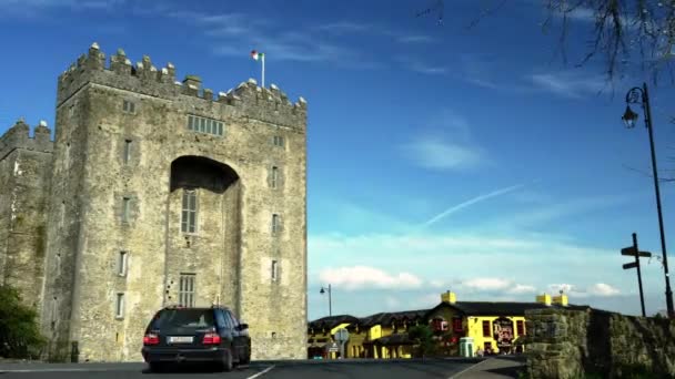 Bunratty kastélyról és csempézett fürdőszobával Nelly's Irish Pub, Írország - Mar 27 2017: Timelapse Írország egyik leghíresebb vár és ír Pub-ban County Clare. A világ híres turisztikai attrakció. Bunratty kastélyról és csempézett fürdőszobával Nelly's Pub. — Stock videók