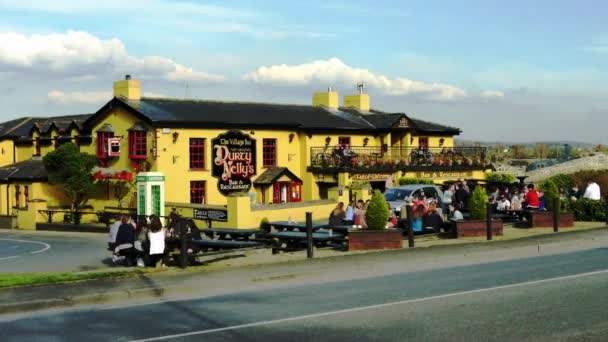 Kasteel van Bunratty en Durty Nelly's Ierse Pub, Ierland - Mar 27 2017: Timelapse Ierlands beroemdste kasteel en Irish Pub in County Clare. Wereld beroemde toeristische attractie. Kasteel van Bunratty en Durty Nelly's Pub. — Stockvideo