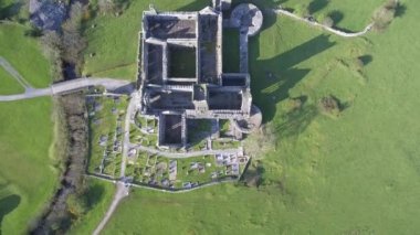  Bir İrlandalı genel ücretsiz turist landmark, Quin Abbey, County clare, İrlanda Hava görünümünü. Bu güzel antik Kelt tarihi mimari county clare İrlanda Hava manzara görünümü.