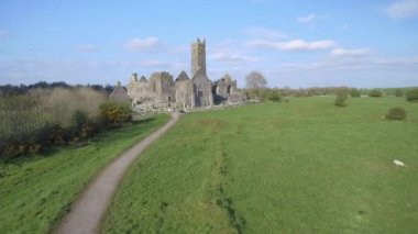  Bir İrlandalı genel ücretsiz turist landmark, Quin Abbey, County clare, İrlanda Hava görünümünü. Bu güzel antik Kelt tarihi mimari county clare İrlanda Hava manzara görünümü.