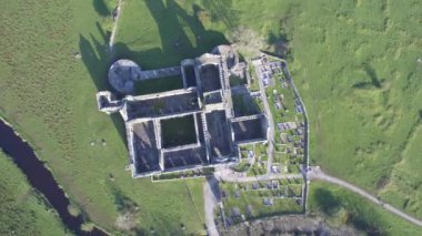  Bir İrlandalı genel ücretsiz turist landmark, Quin Abbey, County clare, İrlanda Hava görünümünü. Bu güzel antik Kelt tarihi mimari county clare İrlanda Hava manzara görünümü.