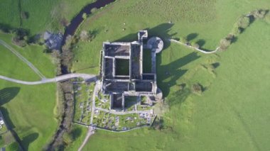  Bir İrlandalı genel ücretsiz turist landmark, Quin Abbey, County clare, İrlanda Hava görünümünü. Bu güzel antik Kelt tarihi mimari county clare İrlanda Hava manzara görünümü.