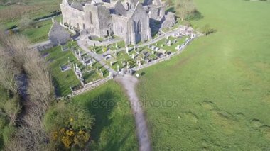  Bir İrlandalı genel ücretsiz turist landmark, Quin Abbey, County clare, İrlanda Hava görünümünü. Bu güzel antik Kelt tarihi mimari county clare İrlanda Hava manzara görünümü.