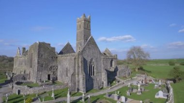  Bir İrlandalı genel ücretsiz turist landmark, Quin Abbey, County clare, İrlanda Hava görünümünü. Bu güzel antik Kelt tarihi mimari county clare İrlanda Hava manzara görünümü.