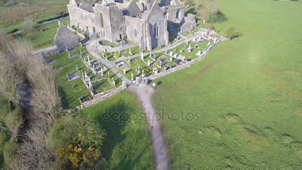 Vista aérea de un monumento turístico gratuito público irlandés, Abadía de Quin, Condado de Clare, Irlanda. Vista aérea del paisaje de esta hermosa arquitectura histórica celta antigua en el condado de Clare Irlanda . — Vídeos de Stock