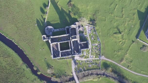 Vista aérea de un monumento turístico gratuito público irlandés, Abadía de Quin, Condado de Clare, Irlanda. Vista aérea del paisaje de esta hermosa arquitectura histórica celta antigua en el condado de Clare Irlanda . — Vídeos de Stock