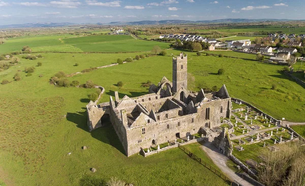 Légifelvételek az ír nyilvános ingyenes turista Landmark, Quin Abbey, County clare, Írország. Antenna tájkép Ez gyönyörű ősi kelta történelmi építészet, county clare, Írország. — Stock Fotó