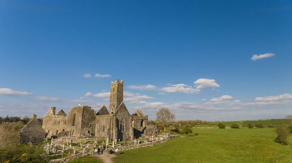 Vista aérea de um marco turístico público livre irlandês, Quin Abbey, County Clare, Irlanda. Vista aérea paisagem desta bela arquitetura histórica celta antiga no condado clare irlanda . — Fotografia de Stock