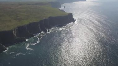Hava İrlanda kırsal turizm cazibe County Clare. Moher ve Burren İrlanda kayalıklarla. Epik İrlandalı manzara deniz yaban Atlantik yol boyunca. Güzel doğal Doğa İrlanda