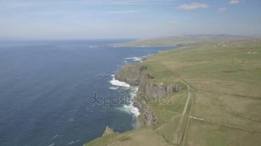 Hava İrlanda kırsal turizm cazibe County Clare. Moher ve Burren İrlanda kayalıklarla. Epik İrlandalı manzara deniz yaban Atlantik yol boyunca. Güzel doğal Doğa İrlanda