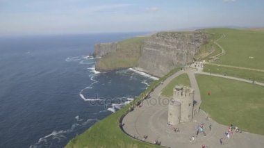 Hava İrlanda kırsal turizm cazibe County Clare. Moher ve Burren İrlanda kayalıklarla. Epik İrlandalı manzara deniz yaban Atlantik yol boyunca. Güzel doğal Doğa İrlanda