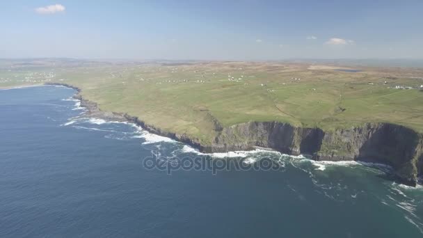 Atracción turística rural aérea de Irlanda en el condado de Clare. The Cliffs of Moher and Burren Ireland (en inglés). Epic Irish Landscape Seascape along the wild atlantic way. Hermosa naturaleza escénica Irlanda — Vídeos de Stock