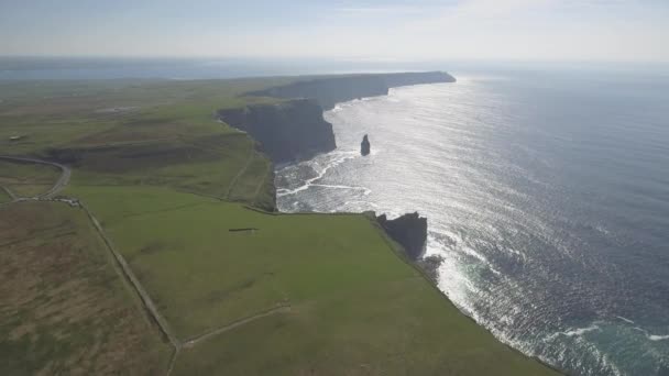 Luchtfoto Ierland platteland toeristische attractie in County Clare. De klippen van Moher en de Burren Ierland. Epische Ierse landschap zeegezicht langs de wilde Atlantische weg. Prachtige schilderachtige natuur Ierland — Stockvideo