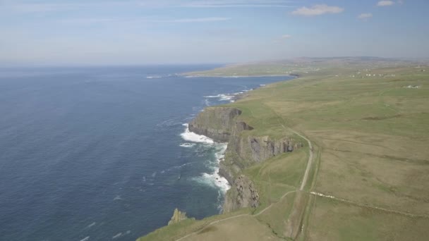 Hava İrlanda kırsal turizm cazibe County Clare. Moher ve Burren İrlanda kayalıklarla. Epik İrlandalı manzara deniz yaban Atlantik yol boyunca. Güzel doğal Doğa İrlanda — Stok video