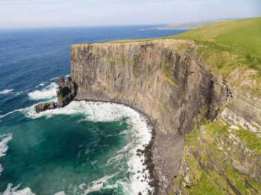 Hava İrlanda kırsal turizm cazibe County Clare. Moher ve Burren İrlanda kayalıklarla. Epik İrlandalı manzara deniz yaban Atlantik yol boyunca. Güzel doğal Doğa İrlanda