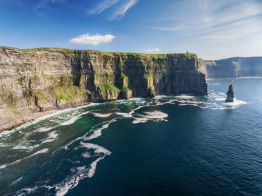 Hava İrlanda kırsal turizm cazibe County Clare. Moher ve Burren İrlanda kayalıklarla. Epik İrlandalı manzara deniz yaban Atlantik yol boyunca. Güzel doğal Doğa İrlanda