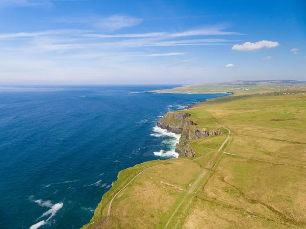 Letecká Irsko venkov turistická atrakce v Hrabství Clare. Útesy Moher a Burren Irska. Epické Irská krajina krajina podél divoké Atlantiku způsobem. Krásná malebná příroda Irsko — Stock fotografie