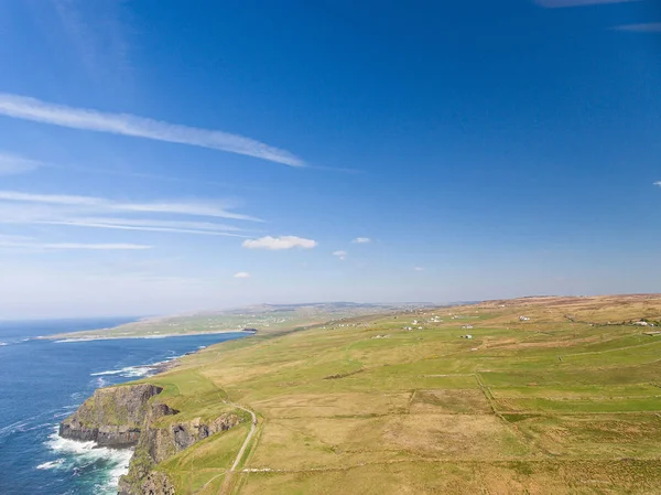 Atracción turística rural aérea de Irlanda en el condado de Clare. The Cliffs of Moher and Burren Ireland (en inglés). Epic Irish Landscape Seascape along the wild atlantic way. Hermosa naturaleza escénica Irlanda — Foto de Stock