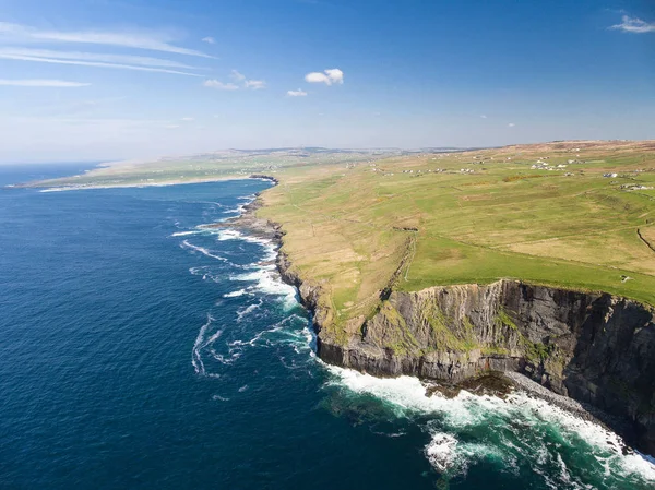 Letecká Irsko venkov turistická atrakce v Hrabství Clare. Útesy Moher a Burren Irska. Epické Irská krajina krajina podél divoké Atlantiku způsobem. Krásná malebná příroda Irsko — Stock fotografie