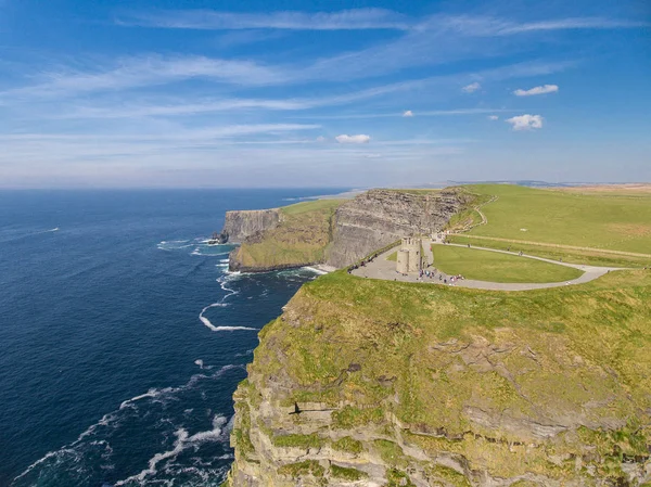 Atracción turística rural aérea de Irlanda en el condado de Clare. The Cliffs of Moher and Burren Ireland (en inglés). Epic Irish Landscape Seascape along the wild atlantic way. Hermosa naturaleza escénica Irlanda — Foto de Stock