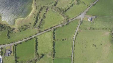 Güzel İrlandalı kırsal doğa manzara Burren milli park County Clare İrlanda'dan epik havadan görünümü