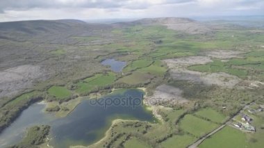 Güzel İrlandalı kırsal doğa manzara Burren milli park County Clare İrlanda'dan epik havadan görünümü