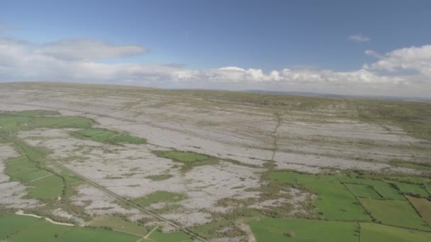 Epische luchtfoto van het mooie platteland van de Ierse natuur landschap vanaf het Burren national park in County Clare Ireland — Stockvideo