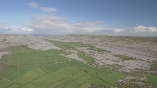 Vue aérienne du magnifique paysage naturel de la campagne irlandaise depuis le parc national Burren dans le comté de Clare Irlande 