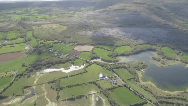 काउंटी क्लेअर आयर्लंडमधील बर्रेन राष्ट्रीय उद्यान पासून सुंदर आयरिश ग्रामीण निसर्ग लँडस्केपचे एपिक हवाई दृश्य — स्टॉक व्हिडिओ