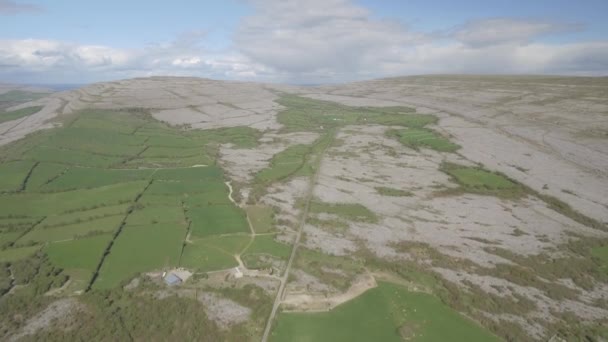 Epickie widok z lotu ptaka krajobraz natura piękny irlandzki wsi z Parku Narodowego Burren, County Clare, Irlandia — Wideo stockowe