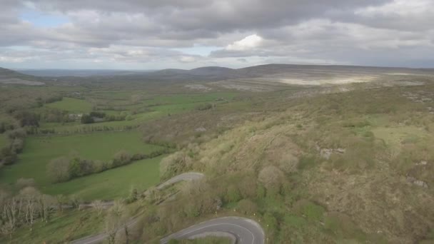 Epikus légi felvétel a gyönyörű ír vidék természeti táj a a Burren national park, County Clare Írországban — Stock videók