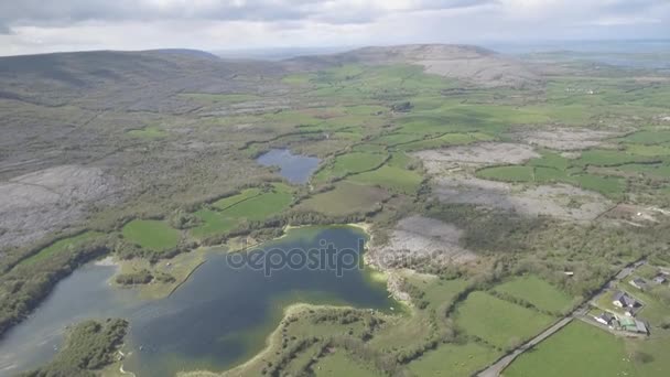 Epic Vista aérea del hermoso paisaje natural de la campiña irlandesa desde el parque nacional de Burren en el condado de Clare Irlanda — Vídeos de Stock