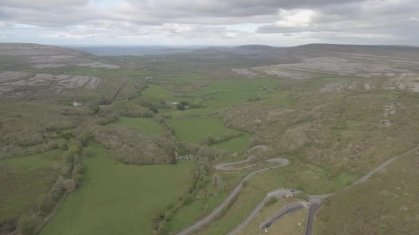 Epikus légi felvétel a gyönyörű ír vidék természeti táj a a Burren national park, County Clare Írországban — Stock videók