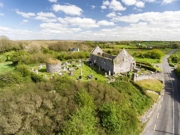 Vista aérea de unas hermosas ruinas antiguas de una iglesia irlandesa y cementerio funerario en el condado de Clare, Irlanda. Situado en el paisaje rural parque nacional de Burren . — Foto de Stock
