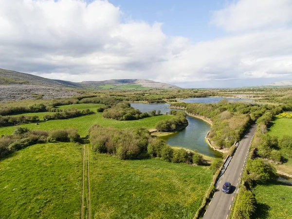 Epickie widok z lotu ptaka krajobraz natura piękny irlandzki wsi z Parku Narodowego Burren, County Clare, Irlandia — Zdjęcie stockowe