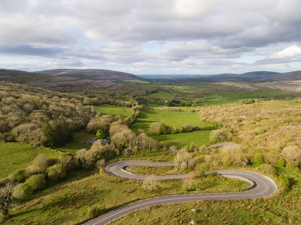 Vista aerea epica del bellissimo paesaggio naturale della campagna irlandese dal parco nazionale Burren nella contea di Clare Irlanda — Foto Stock